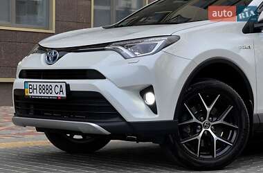 Внедорожник / Кроссовер Toyota RAV4 2016 в 