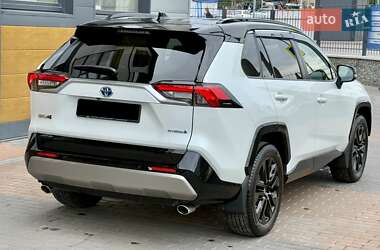 Внедорожник / Кроссовер Toyota RAV4 2024 в 