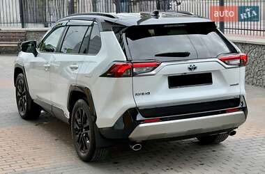 Внедорожник / Кроссовер Toyota RAV4 2024 в 