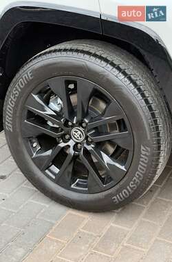 Внедорожник / Кроссовер Toyota RAV4 2024 в 