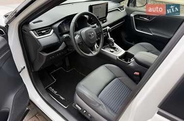 Внедорожник / Кроссовер Toyota RAV4 2024 в 