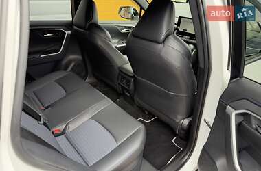Внедорожник / Кроссовер Toyota RAV4 2024 в 