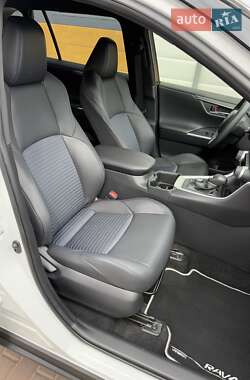 Внедорожник / Кроссовер Toyota RAV4 2024 в 
