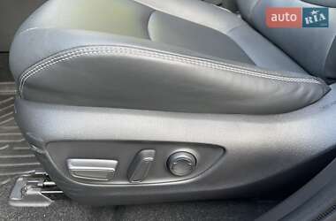 Позашляховик / Кросовер Toyota RAV4 2023 в 