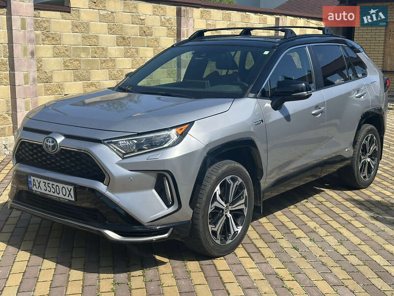 Позашляховик / Кросовер Toyota RAV4 2020 в 