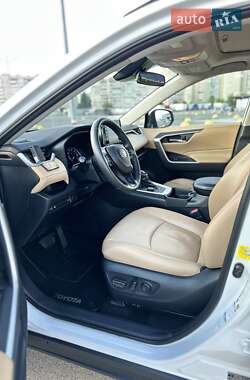 Позашляховик / Кросовер Toyota RAV4 2019 в 
