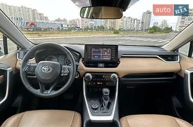 Позашляховик / Кросовер Toyota RAV4 2019 в 