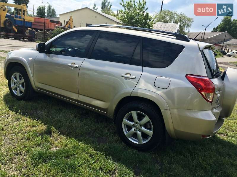 Позашляховик / Кросовер Toyota RAV4 2007 в 