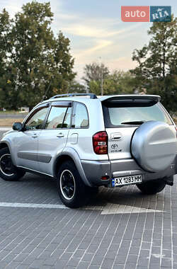 Внедорожник / Кроссовер Toyota RAV4 2004 в 
