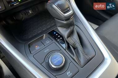 Позашляховик / Кросовер Toyota RAV4 2019 в 