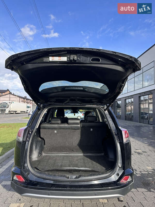 Позашляховик / Кросовер Toyota RAV4 2018 в Ужгороді