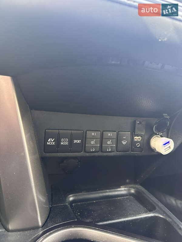 Позашляховик / Кросовер Toyota RAV4 2018 в Ужгороді