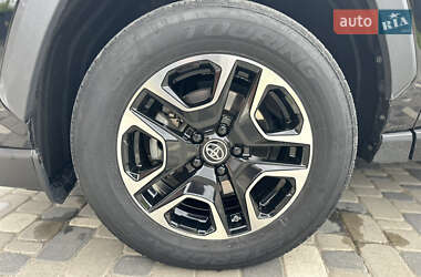 Позашляховик / Кросовер Toyota RAV4 2019 в 