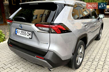 Позашляховик / Кросовер Toyota RAV4 2021 в 