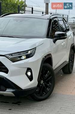 Позашляховик / Кросовер Toyota RAV4 2023 в 