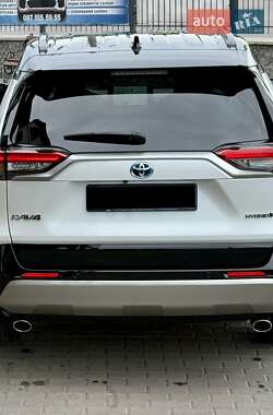 Позашляховик / Кросовер Toyota RAV4 2023 в 