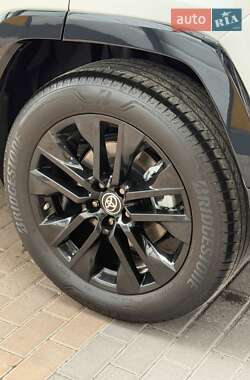 Позашляховик / Кросовер Toyota RAV4 2023 в 