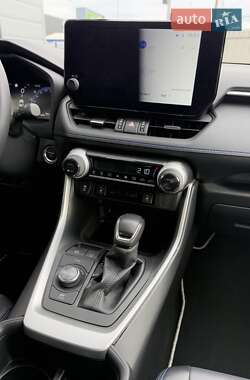 Позашляховик / Кросовер Toyota RAV4 2023 в 