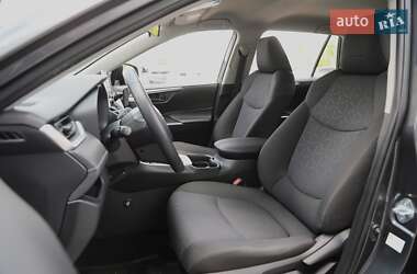 Позашляховик / Кросовер Toyota RAV4 2020 в 