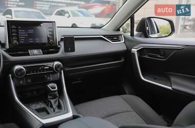 Позашляховик / Кросовер Toyota RAV4 2020 в 