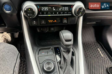 Позашляховик / Кросовер Toyota RAV4 2022 в 