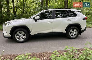 Позашляховик / Кросовер Toyota RAV4 2019 в 