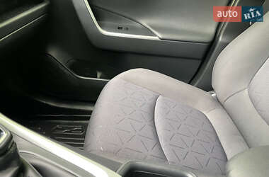 Позашляховик / Кросовер Toyota RAV4 2019 в 
