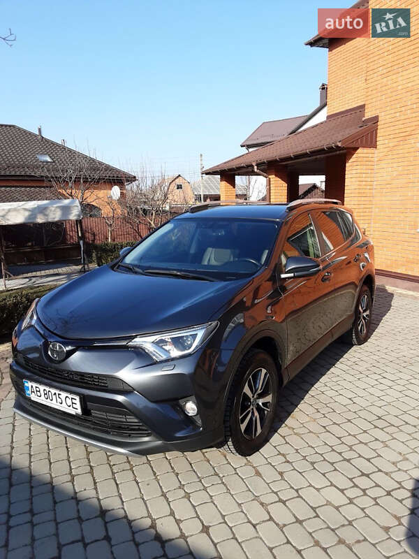 Позашляховик / Кросовер Toyota RAV4 2016 в 