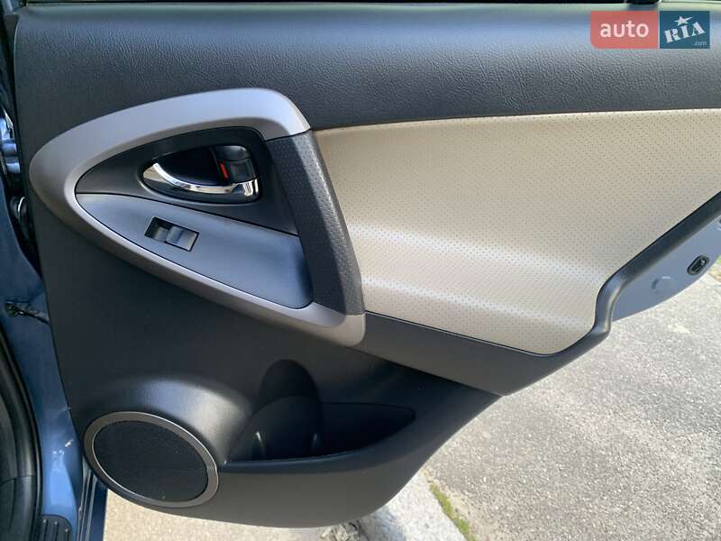 Позашляховик / Кросовер Toyota RAV4 2008 в Києві