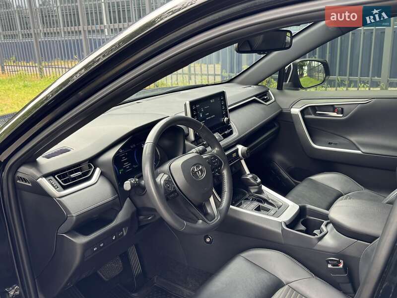 Позашляховик / Кросовер Toyota RAV4 2020 в Дніпрі