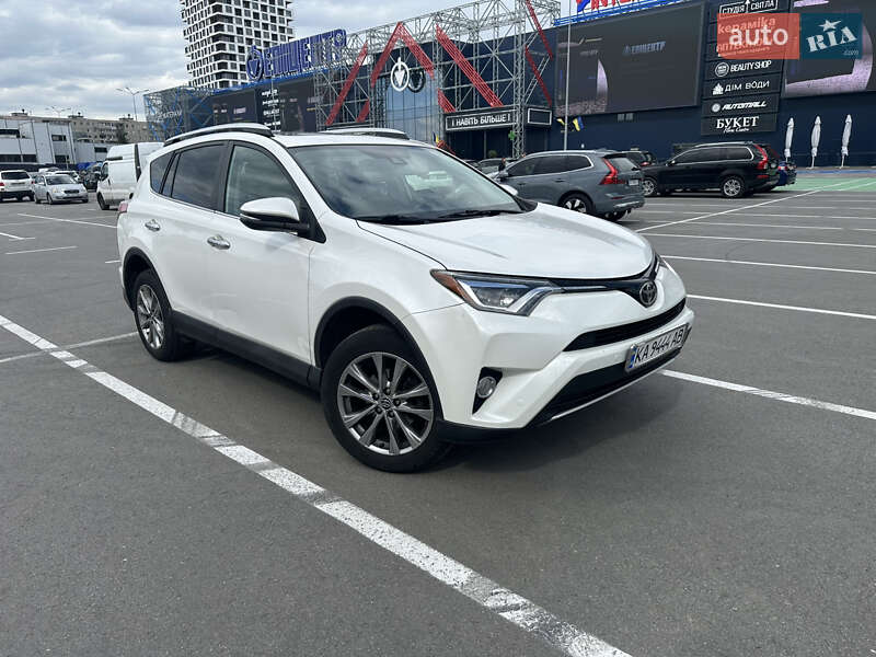 Позашляховик / Кросовер Toyota RAV4 2016 в 