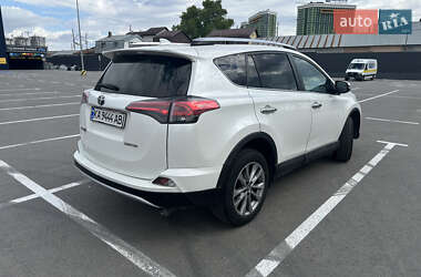 Позашляховик / Кросовер Toyota RAV4 2016 в 