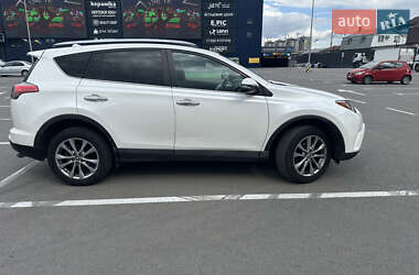 Позашляховик / Кросовер Toyota RAV4 2016 в 