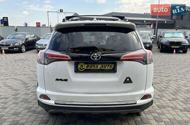 Позашляховик / Кросовер Toyota RAV4 2018 в 