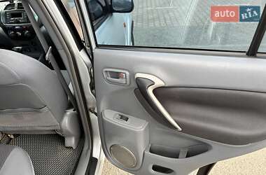Внедорожник / Кроссовер Toyota RAV4 2003 в 