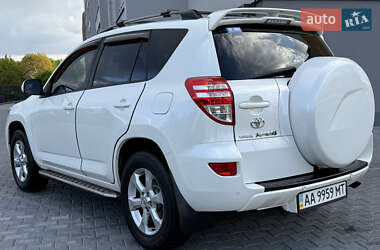 Позашляховик / Кросовер Toyota RAV4 2011 в 