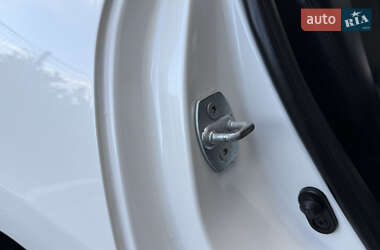 Позашляховик / Кросовер Toyota RAV4 2011 в 