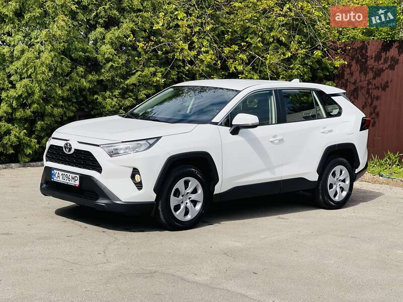 Внедорожник / Кроссовер Toyota RAV4 2019 в 