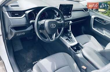 Внедорожник / Кроссовер Toyota RAV4 2019 в 