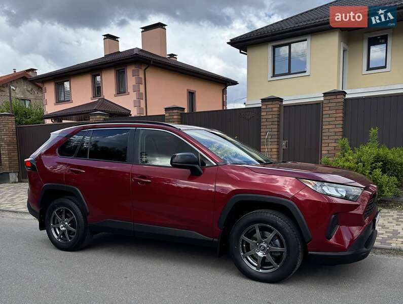 Позашляховик / Кросовер Toyota RAV4 2018 в 