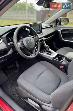 Позашляховик / Кросовер Toyota RAV4 2018 в 
