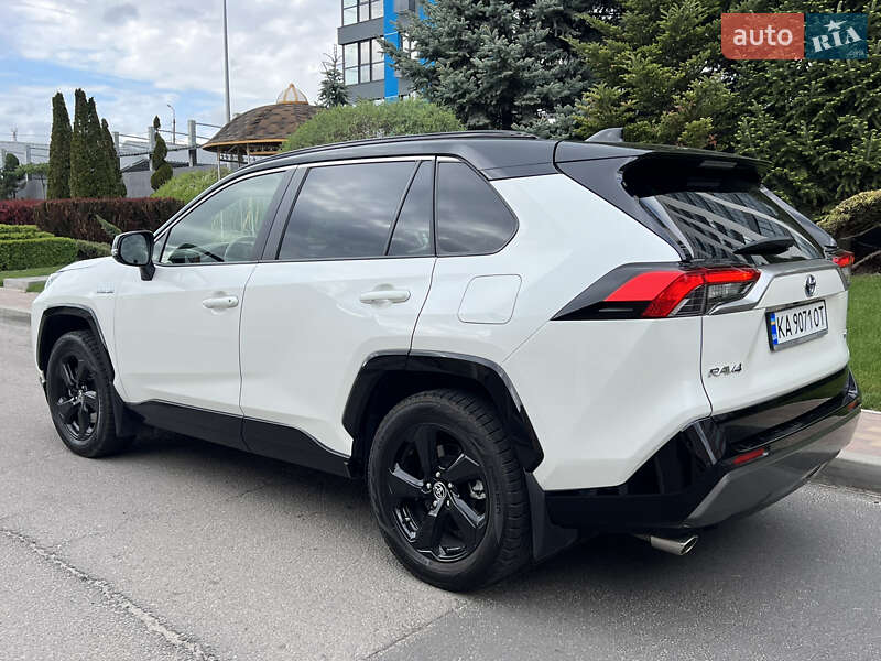 Позашляховик / Кросовер Toyota RAV4 2021 в 