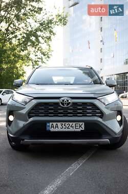 Позашляховик / Кросовер Toyota RAV4 2019 в 