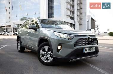 Позашляховик / Кросовер Toyota RAV4 2019 в 