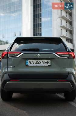 Позашляховик / Кросовер Toyota RAV4 2019 в 