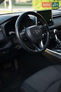 Позашляховик / Кросовер Toyota RAV4 2019 в 