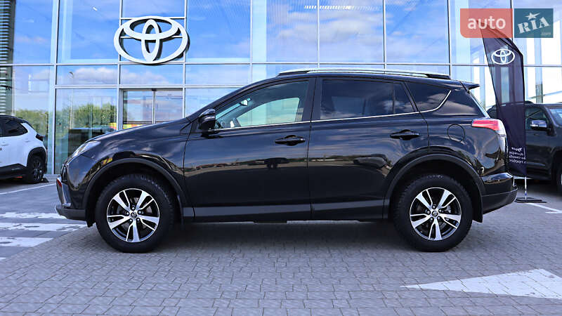 Позашляховик / Кросовер Toyota RAV4 2017 в Рівному