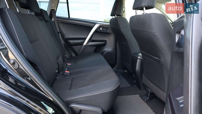 Позашляховик / Кросовер Toyota RAV4 2017 в Рівному