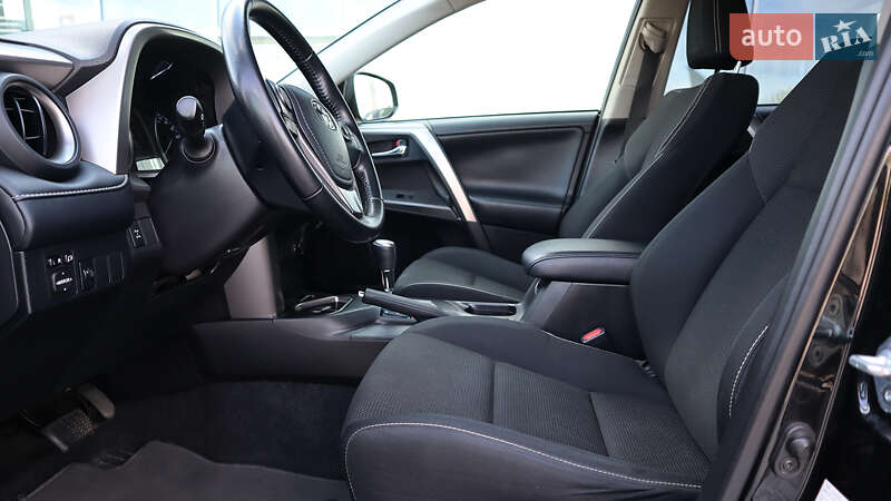 Позашляховик / Кросовер Toyota RAV4 2017 в Рівному