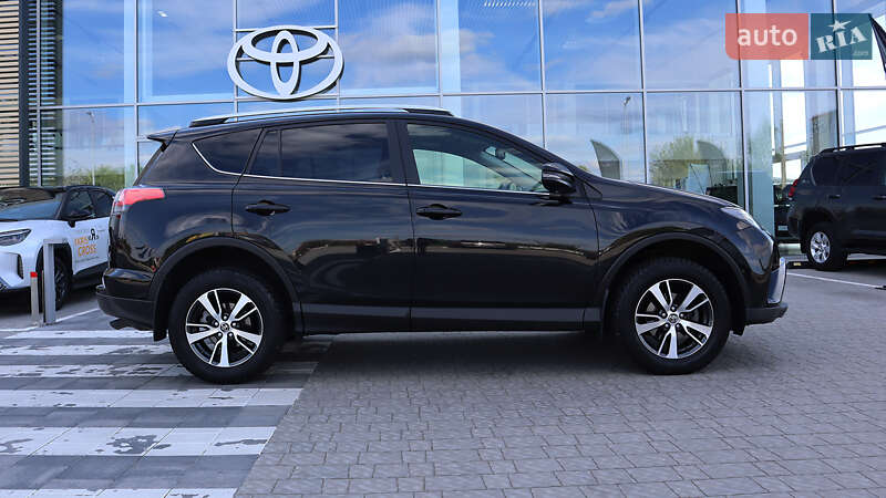 Позашляховик / Кросовер Toyota RAV4 2017 в Рівному